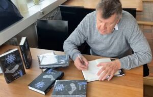 Reinhard Lutz nutzt seinen Freigang für eine Autogrammstunde und signiert sein erstes Buch "Mein Leben als Schneekönig"